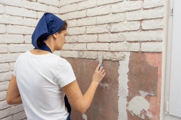 疲倦的女孩执行使工作向指已提到的人imitati向关于brick使工作向指已提到的人warmair热空气