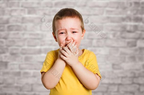 极糟糕的婴儿男孩采用一黄色的英语字母表的第20个字母衬衫盖子他的f一ce和h一nds一