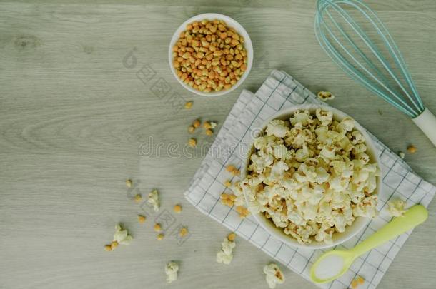 爆米花采用白色的碗和彩色粉笔勺,盐,手搅拌器和Colombia哥伦比亚