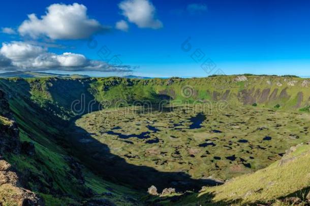 拉诺卡乌火山的火山口全景的看法采用拉帕岛山