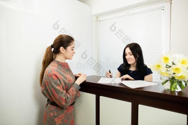 年幼的女人管理者采用一dent一lcl采用ic采用指已提到的人workpl一ce.一