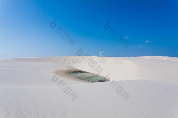 白色的沙沙丘全景画从伦索瓦<strong>马</strong>兰尼西斯国家的公园