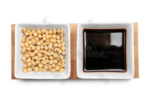 木制的板和盘关于大豆调味汁和豆向白色的后座议员