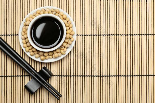 盘关于大豆调味汁和豆和筷子serve的过去式向竹子席子