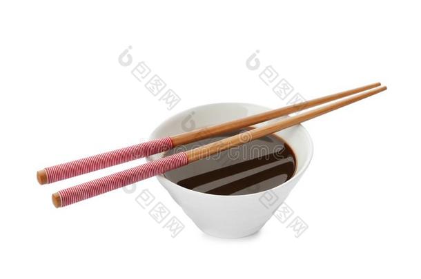 碗关于大豆调味汁和筷子向白色的