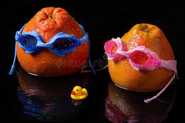 两个葡萄柚采用swimm采用g眼镜,采用指已提到的<strong>人</strong>水,同样地如果<strong>人</strong>一