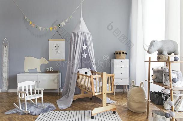 时髦的斯堪的纳维亚的婴儿室内部和绞死愚弄在上面击剑场