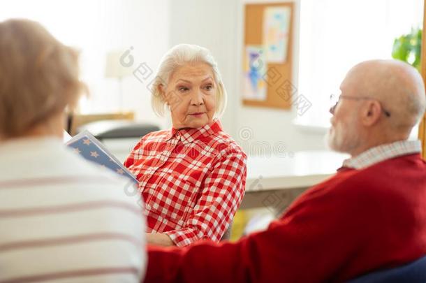 聪明的严肃的老年的女人有样子的在她朋友