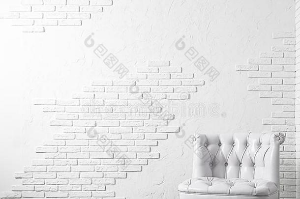 白色的背景.白色的砖墙和白色的皮扶手椅
