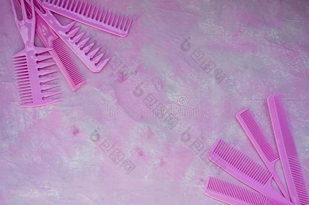 粉红色的明亮的梳子为理发师.美好大厅.工具为头发