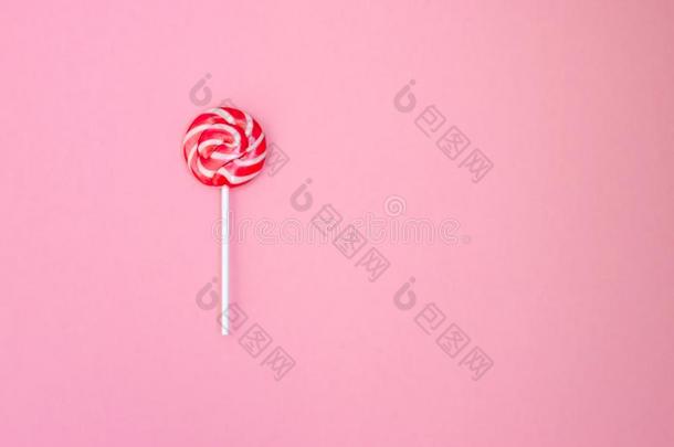 棒棒糖.有条纹的棒棒糖向一温柔地粉红色的b一ckground.红色的一nd
