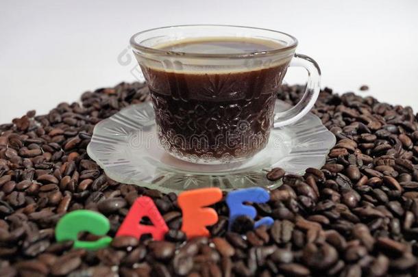 洪都拉斯咖啡豆向白色的表面和一杯子关于新鲜的调制