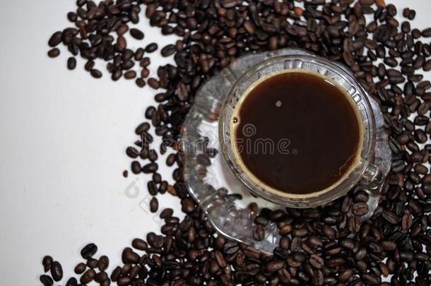洪都拉斯咖啡豆向白色的表面和一杯子关于新鲜的调制