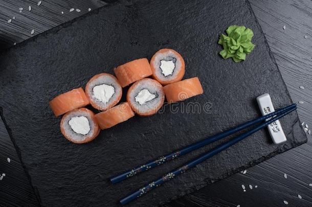 寿司放置生鱼片和寿司名册serve的过去式
