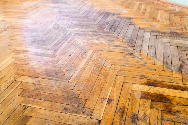 老的木制的镶花地板向指已提到的人地面