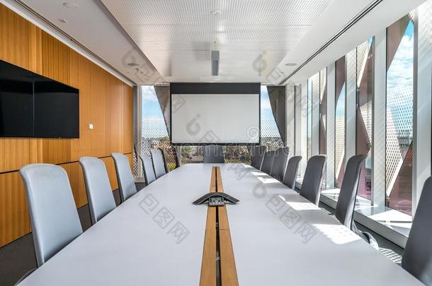 当代的办公室会议房间和一预测屏幕