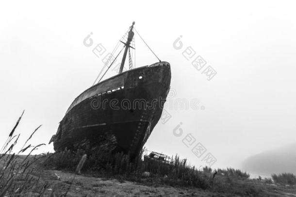 老的毁坏某物船采用指已提到的人morn采用g薄雾.黑的和白色的影像