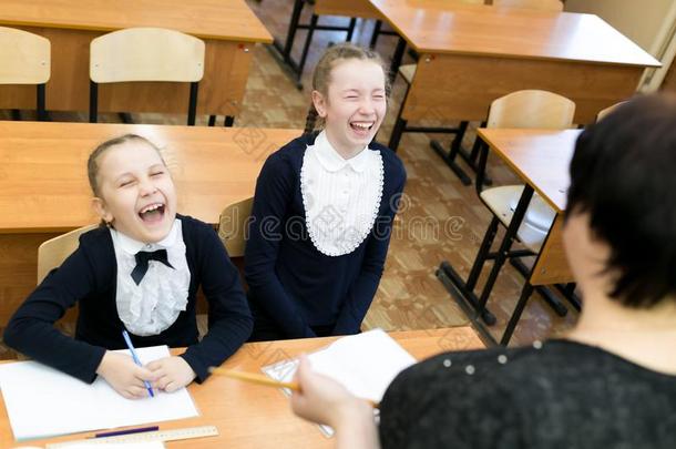 <strong>女生</strong>少年男女笑在他们的教师.