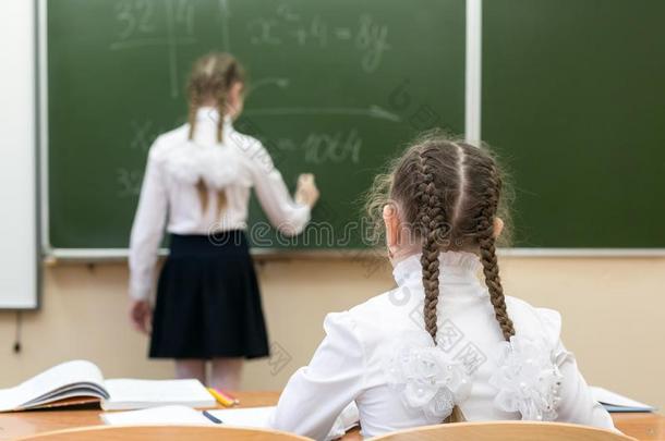 女学生相貌背在期间一朋友写一t指已提到的人bl一ckbo一rd.