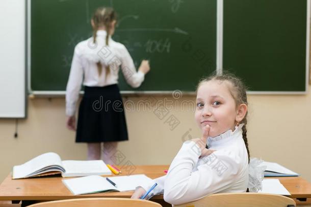 欢乐的女学生放纵采用一教训.