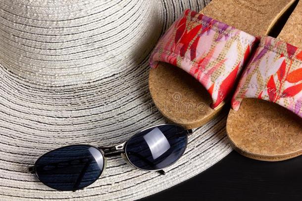 白色的稻草帽子,海滩拖鞋和太阳镜
