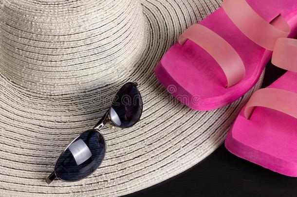 白色的稻草<strong>帽子</strong>,海滩拖鞋和太阳镜