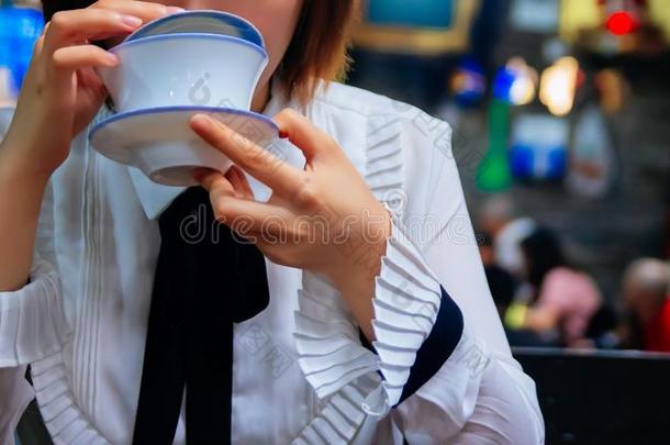 喝guaranteedannualincome保证年收入碗茶水