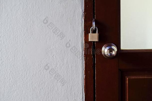 门上锁的和挂锁救助房屋