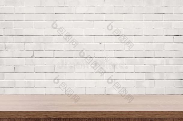 白色的砖墙和木制的表和复制品空间,展览蒙塔