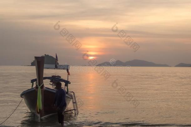 泰国-小船停泊的向指已提到的人岸关于指已提到的人海滩,傻瓜时间