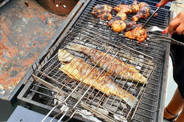 鱼和鸡鼓槌存在烤的越过一b一rbecue在的时候