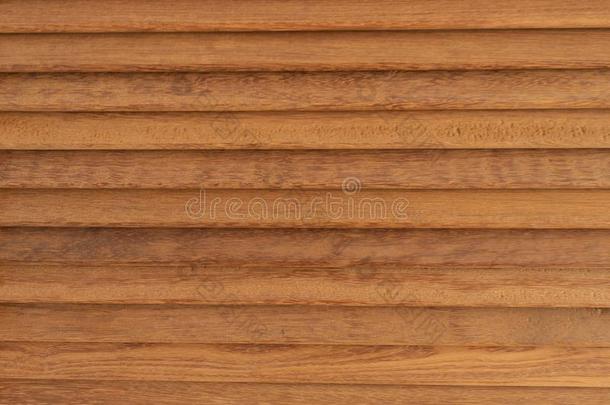 老的棕色的木材墙堆<strong>积水</strong>平地.