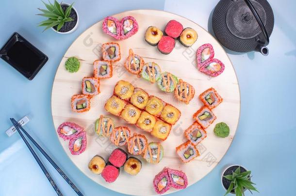 寿司放置生鱼片和寿司名册serve的过去式