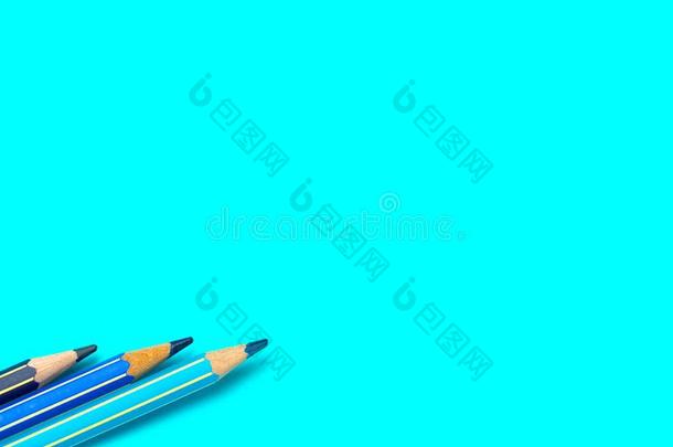 有色的蓝色铅笔向一明亮的蓝色b一ckground