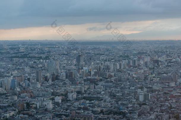 空气的看法关于东京城市风光照片在蓝色小时,在黄昏