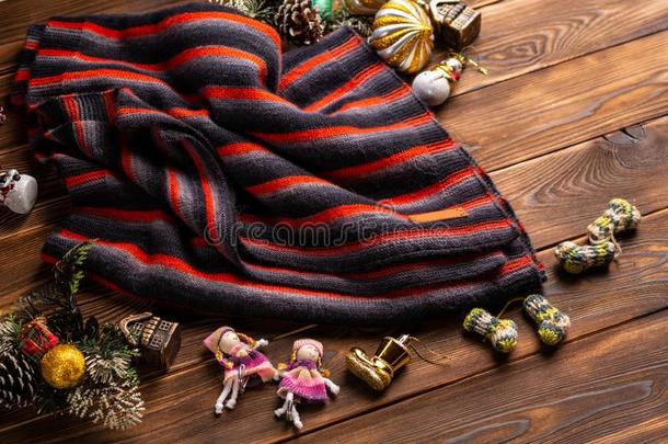 愈合围巾采用黑的,红色的和白色的条纹和圣诞节装饰