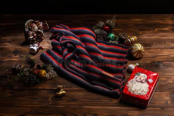 愈合围巾和黑的,白色的和红色的条纹,圣诞节布置