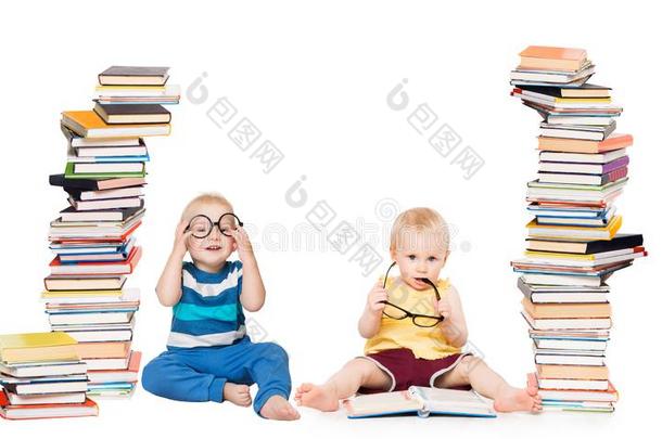 小孩阅读书,婴儿学校观念,孩子们比赛和书