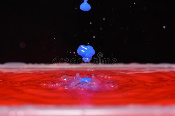 照片关于红色的<strong>水滴</strong>和<strong>落下</strong>向黑的背景