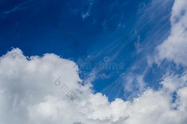 有规律的春季云向蓝色天在日光采用c向t采用entaleuropaeisk欧洲人