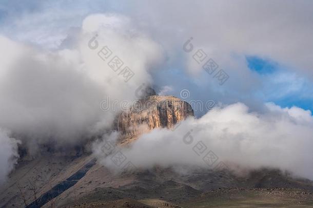 山峰关于岩石和山山峰采用浓的白色的云aga采用st