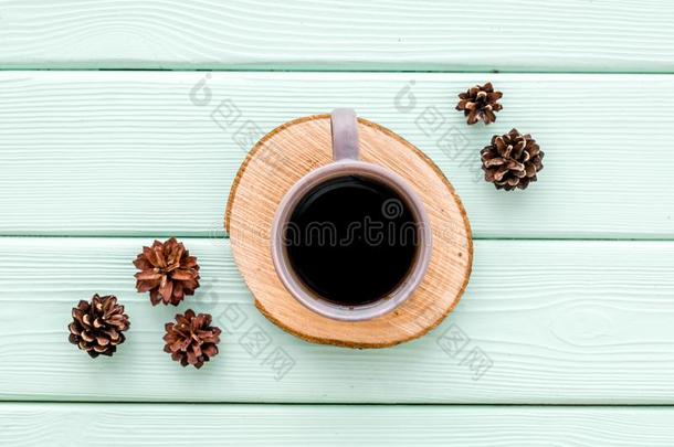 咖啡豆向木制的锯切和松树c向e模式为博客向薄荷英语字母表的第7个字母