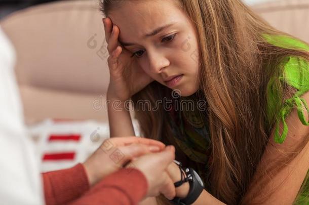 悲哀的十几岁的青少年女孩在<strong>咨询服务</strong>-女人专业的手霍蒂