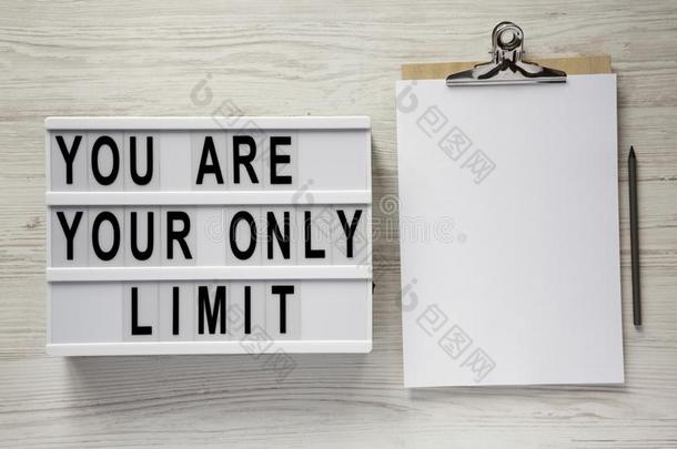 `你是你的唯一的限制`字向一灯箱,clipbo一rd和balls球