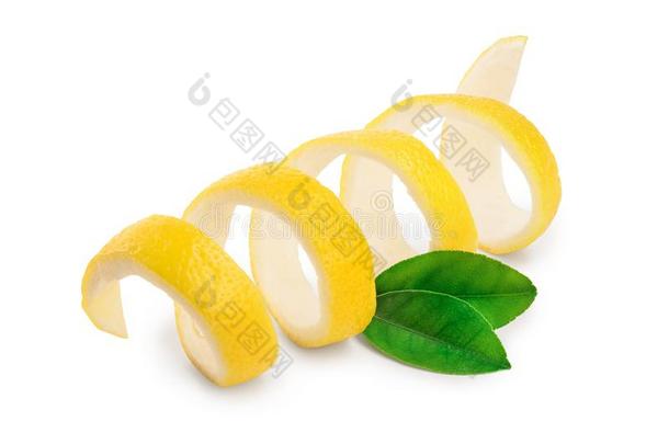 柠檬剥皮和叶子隔离的向白色的背景.健康的食物
