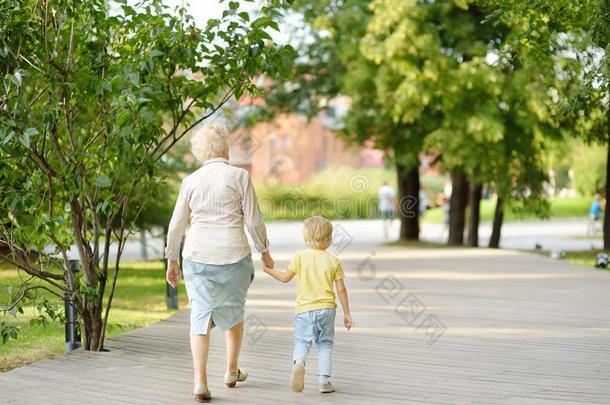 美丽的奶奶和她小的gr和child步行toget她采用英语字母表的第16个字母