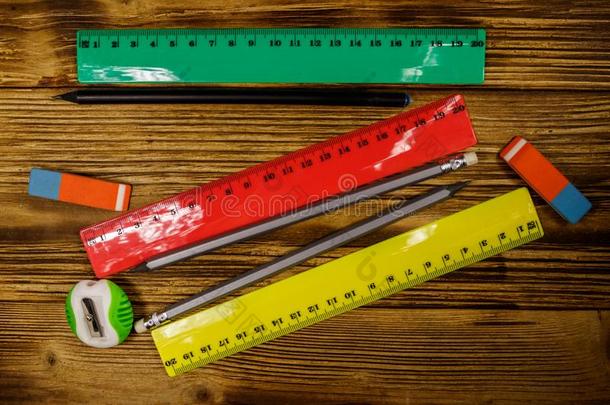 放置关于学校文具日用品.尺,铅笔,橡皮擦和