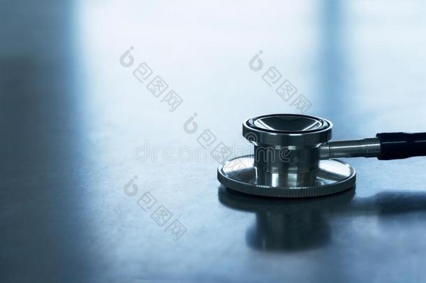 金属听诊器为医学的医生健康状况诊断向指已提到的人帐单