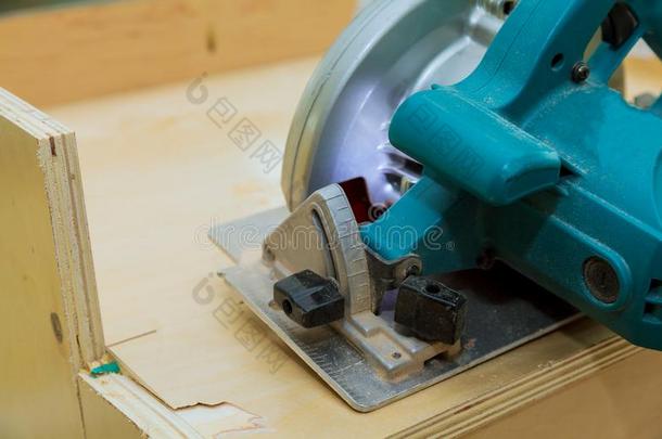木工使用圆形的电镀物品锯子锋利的厨房家具