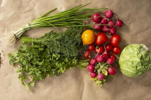 健康的食物背景.分类关于新鲜的蔬菜向纸